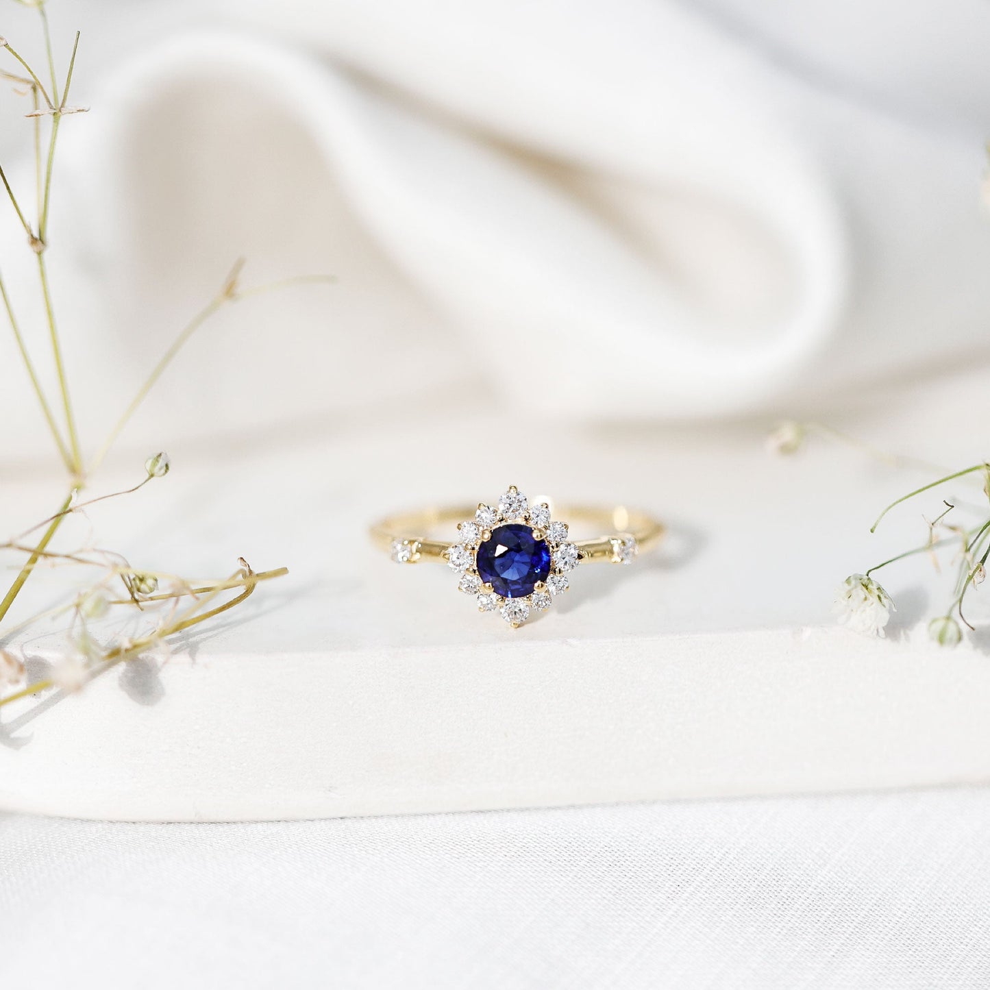 Anillo de compromiso de zafiro azul natural de 0,9 quilates con halo de diamantes