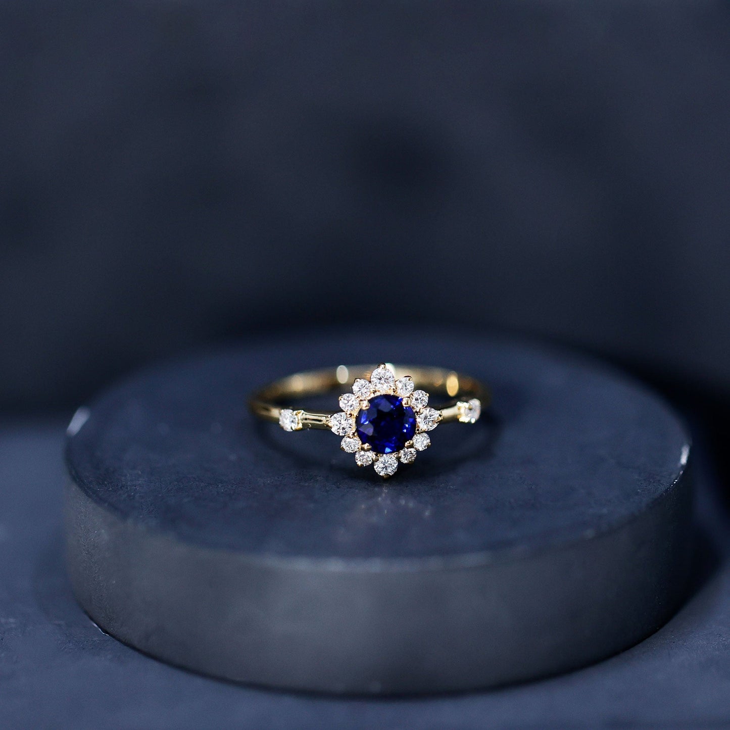 Anillo de compromiso de zafiro azul natural de 0,9 quilates con halo de diamantes