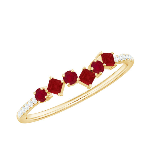 Anillo Minimalista de Media Alianza con Rubí y Diamantes