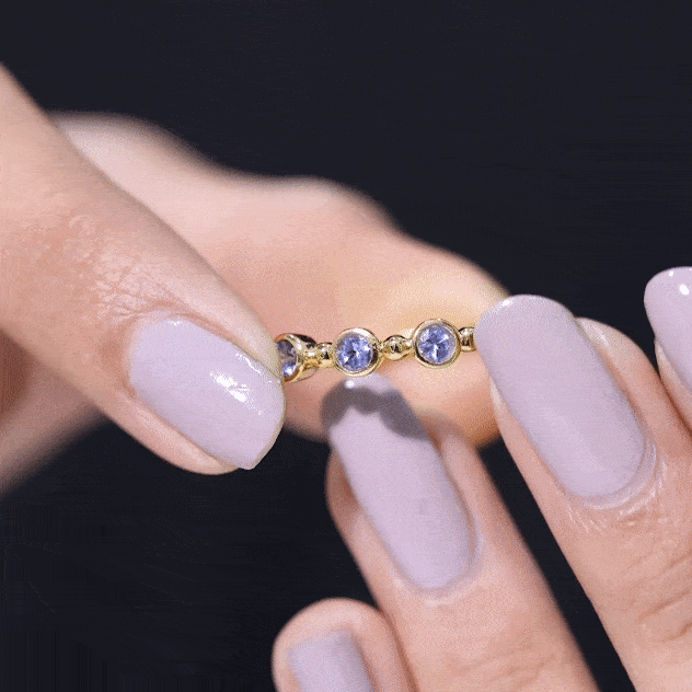 Anillo de media eternidad de tanzanita natural con engaste biselado
