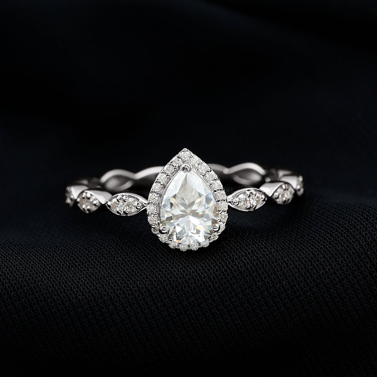 Anillo de compromiso de moissanita con forma de lágrima y vástago festoneado