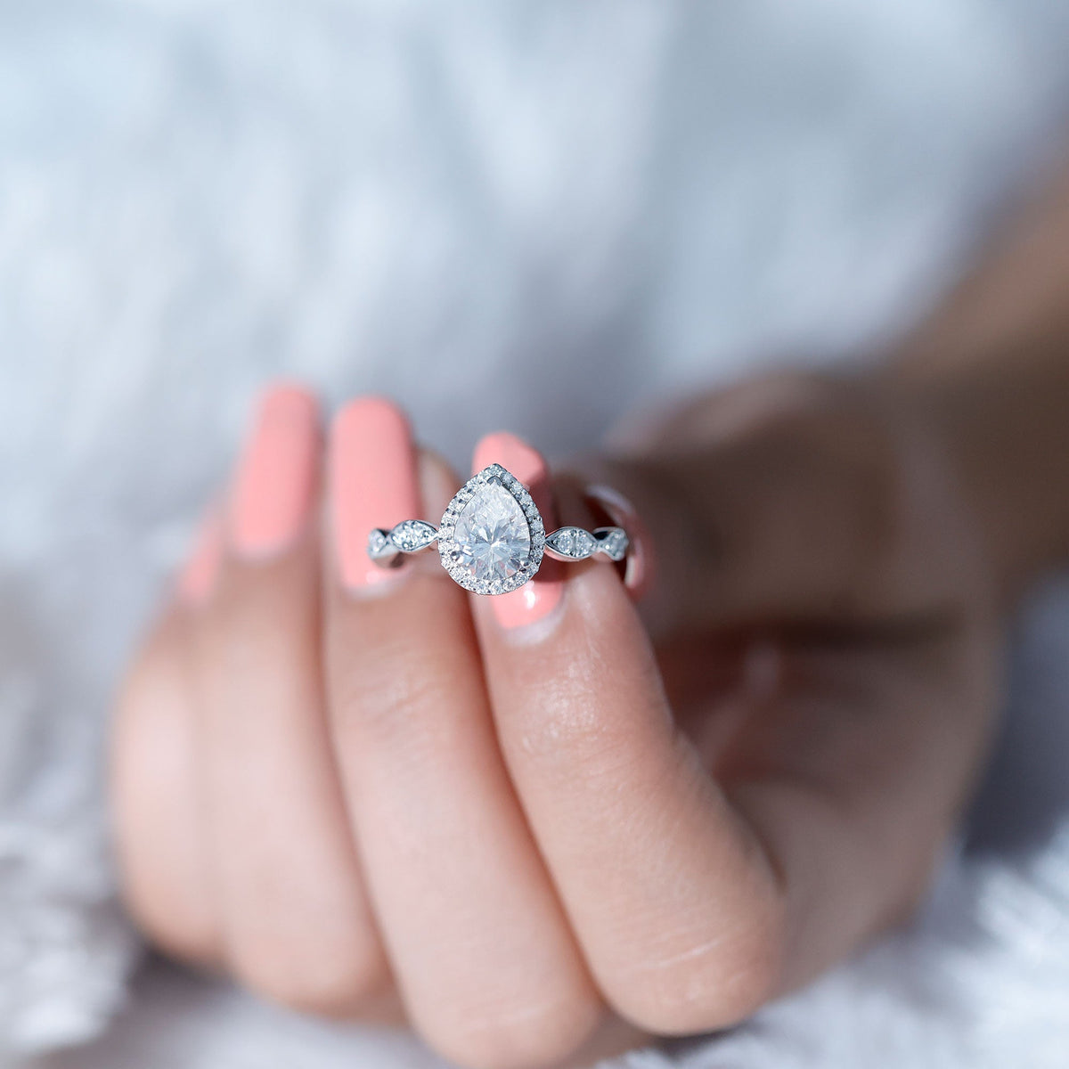 Anillo de compromiso de moissanita con forma de lágrima y vástago festoneado