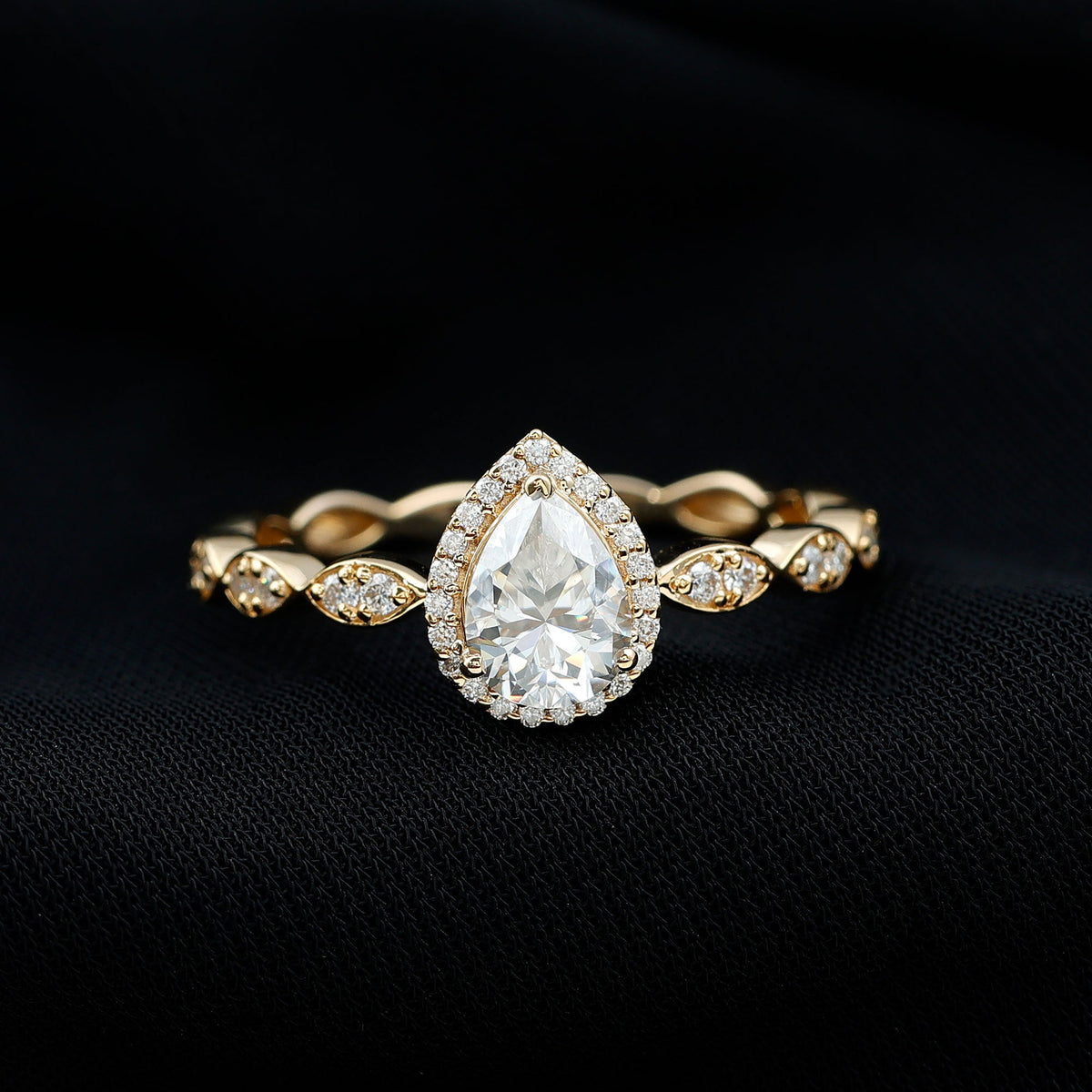 Anillo de compromiso de moissanita con forma de lágrima y vástago festoneado