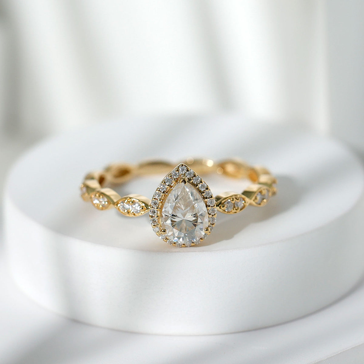 Anillo de compromiso de moissanita con forma de lágrima y vástago festoneado