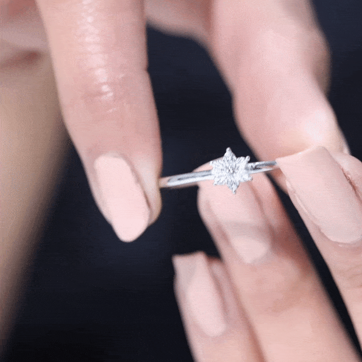 Anillo de oro con diamante en forma de flor y certificado