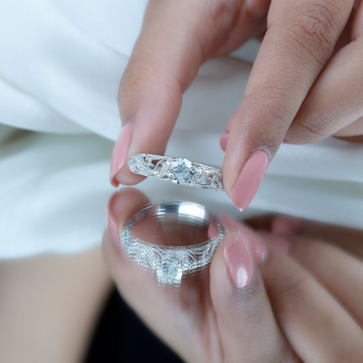 Anillo de compromiso de moissanita de 0,98 quilates de inspiración vintage para mujer