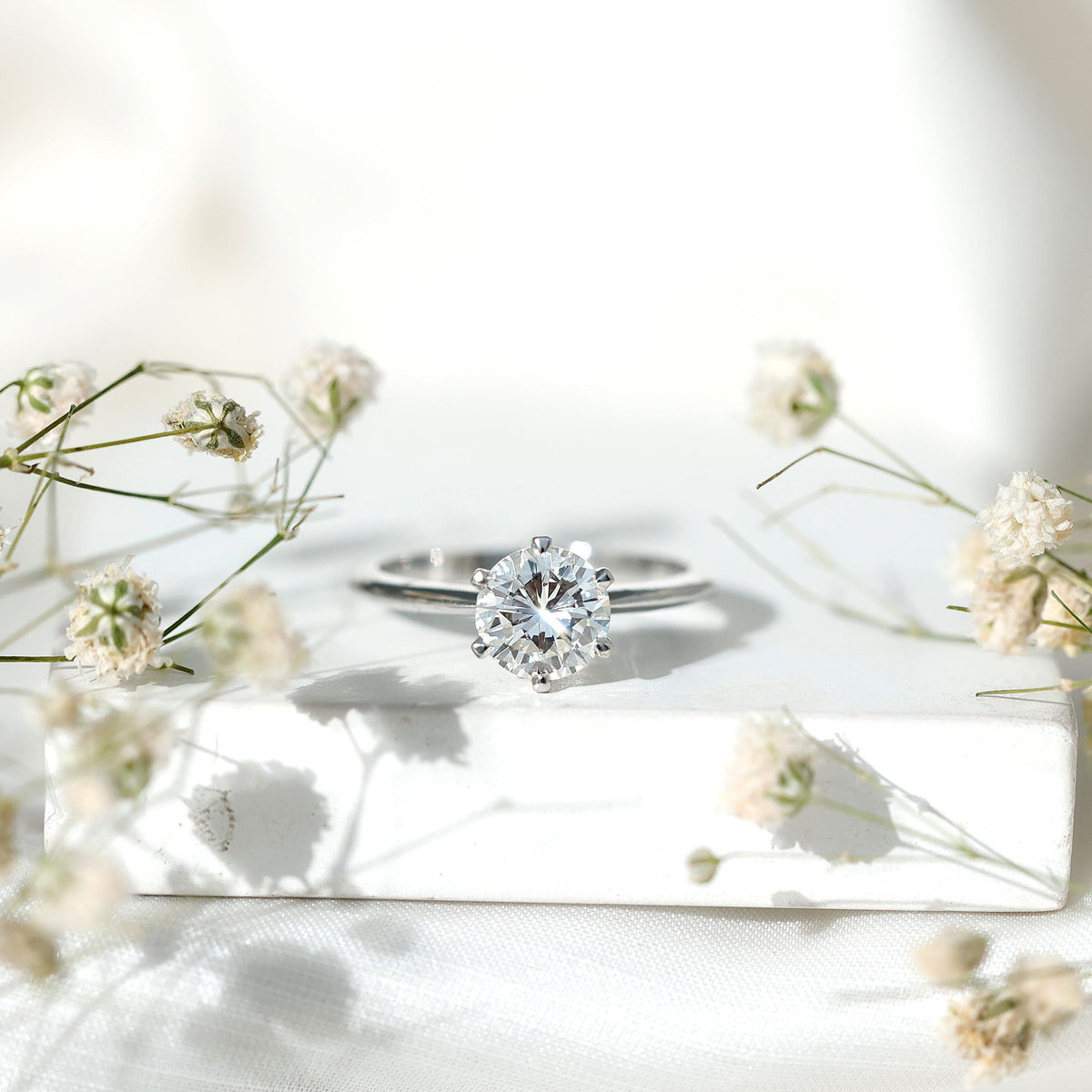 Anillo de compromiso solitario de moissanita talla brillante de 2 CT con certificado