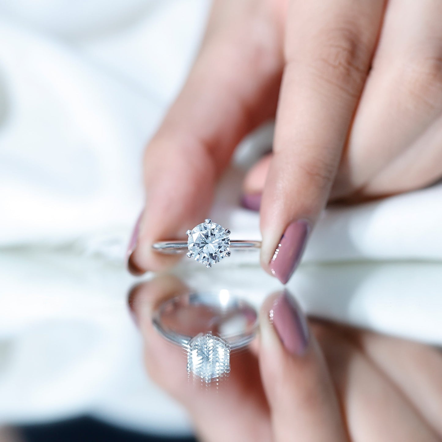 Anillo de compromiso solitario de moissanita talla brillante de 2 CT con certificado