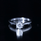 Anillo de compromiso solitario de moissanita con corte redondo para ella