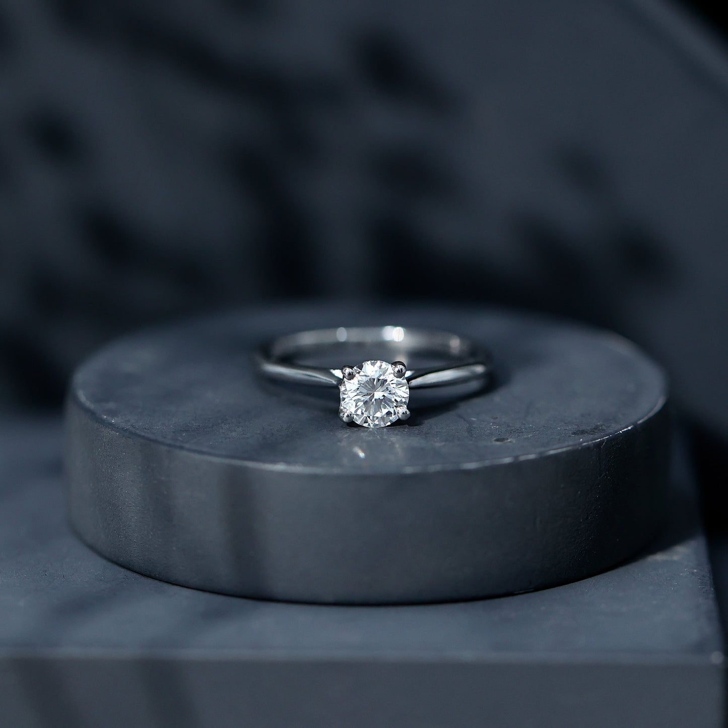 Anillo de compromiso solitario de moissanita con corte redondo para ella