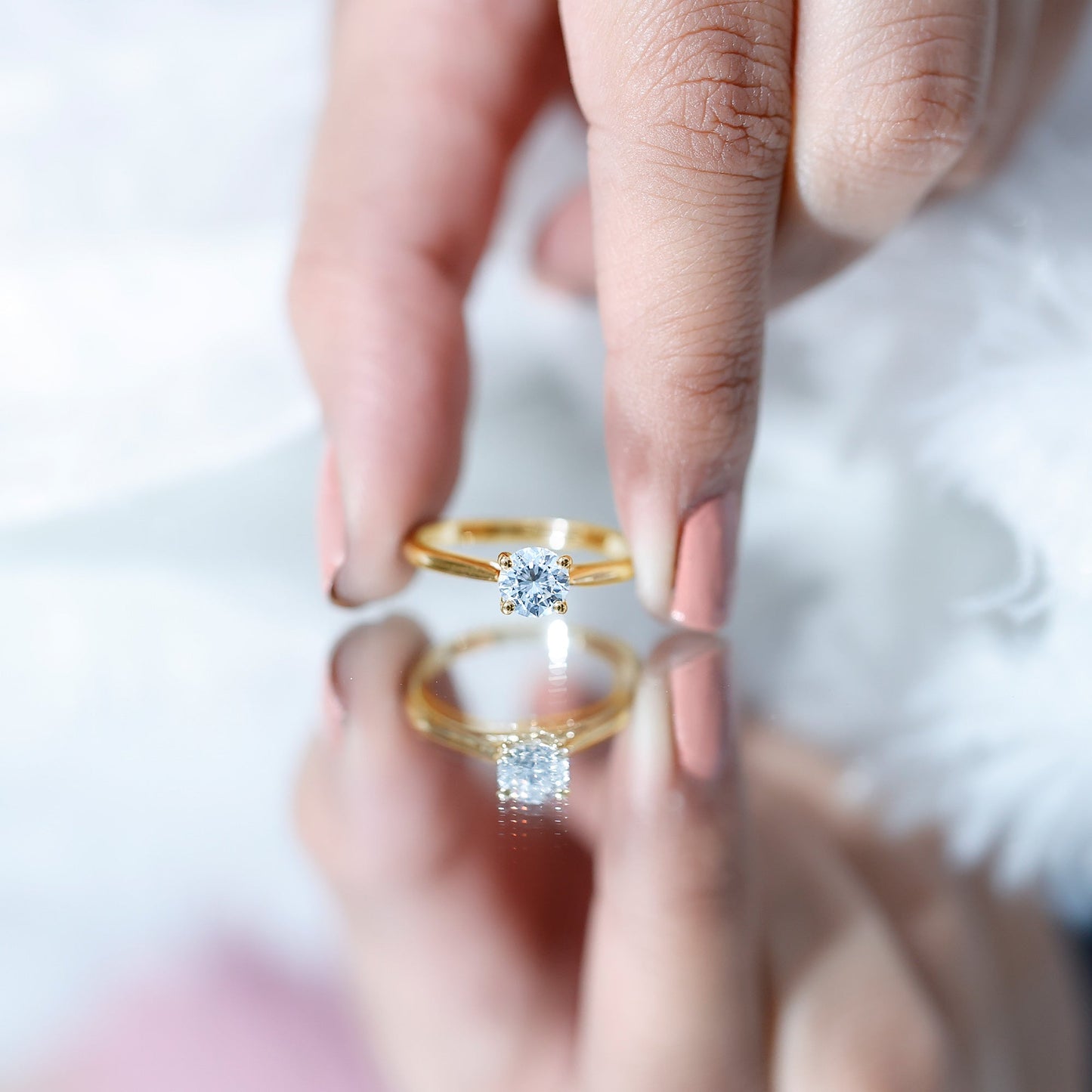 Anillo de compromiso solitario de moissanita con corte redondo para ella