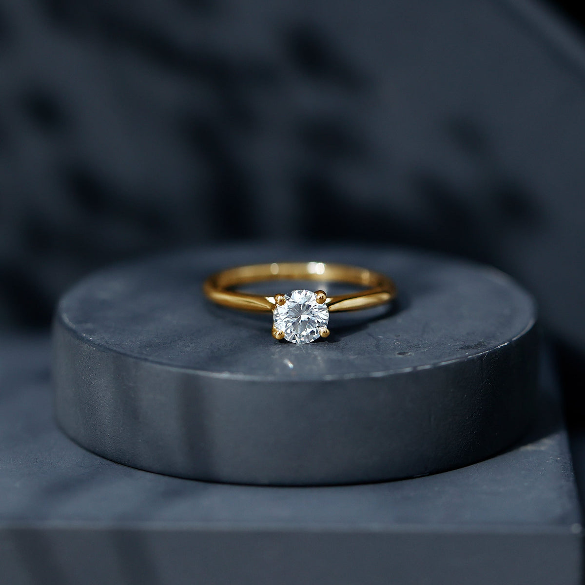 Anillo de compromiso solitario de moissanita con corte redondo para ella