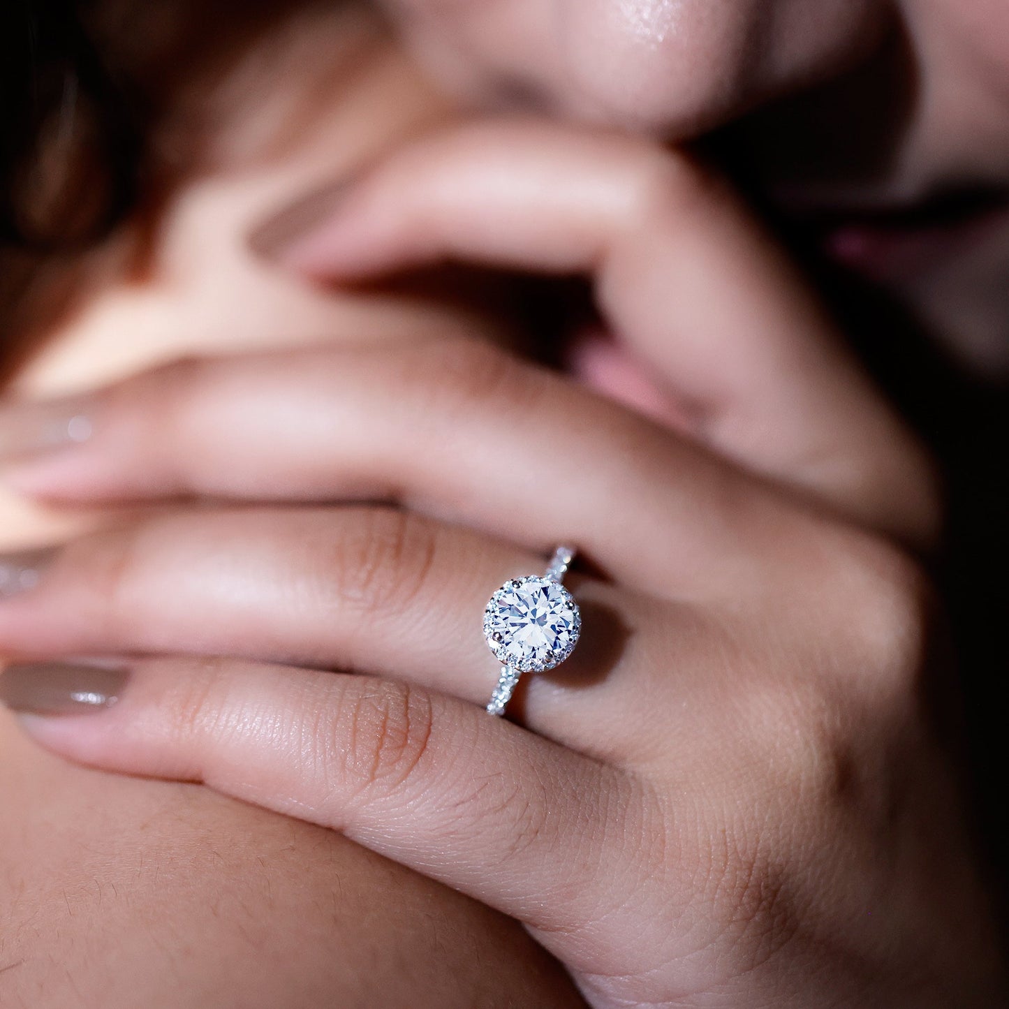 Anillo de compromiso con halo de moissanita certificada para ella