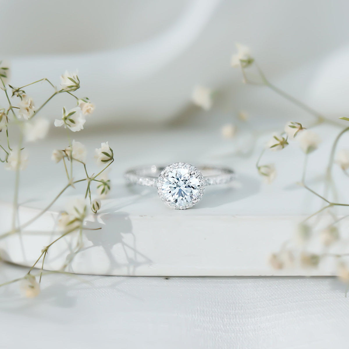 Anillo de compromiso con halo de moissanita certificada para ella