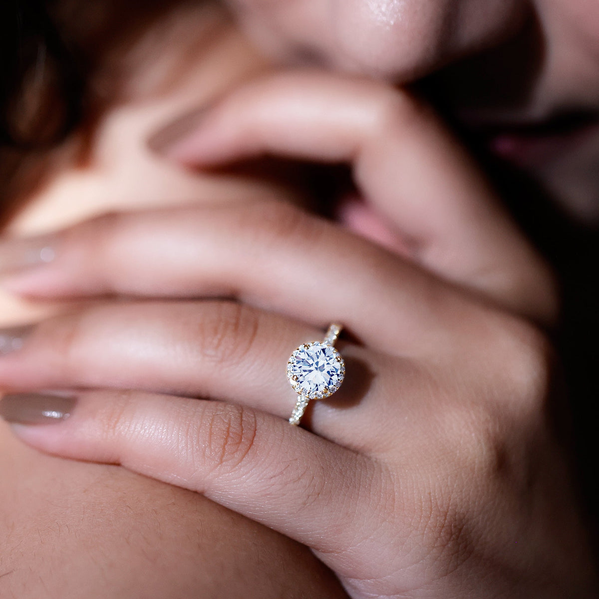 Anillo de compromiso con halo de moissanita certificada para ella