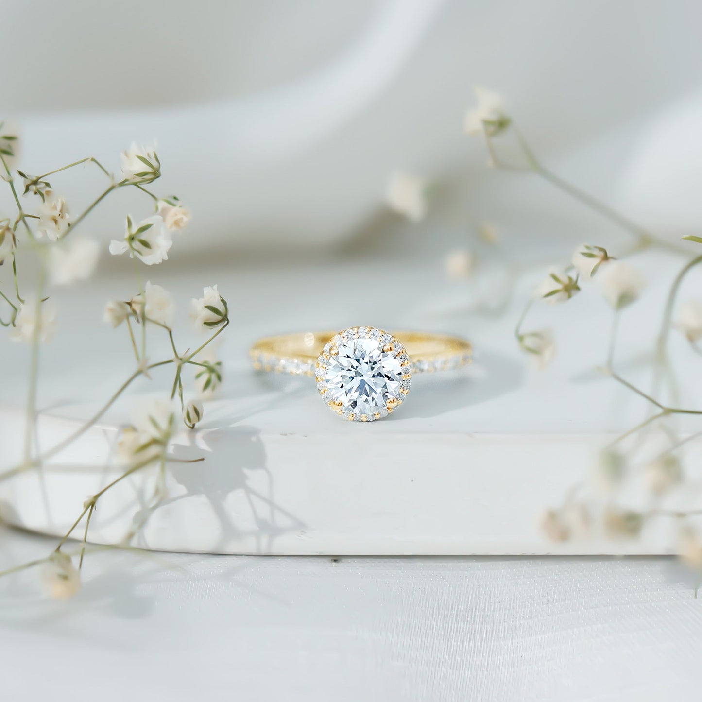 Anillo de compromiso con halo de moissanita certificada para ella