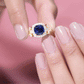 Anillo de compromiso de zafiro azul creado de 2,7 quilates con talla cushion y acento de diamante