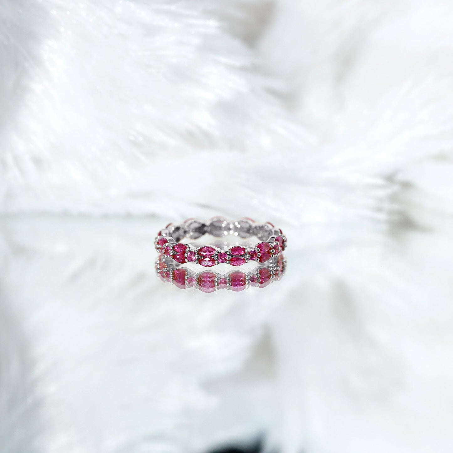 Anillo de eternidad contemporáneo con rubíes creados, tallas marquesa y redonda
