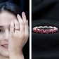 Anillo de eternidad contemporáneo con rubíes creados, tallas marquesa y redonda