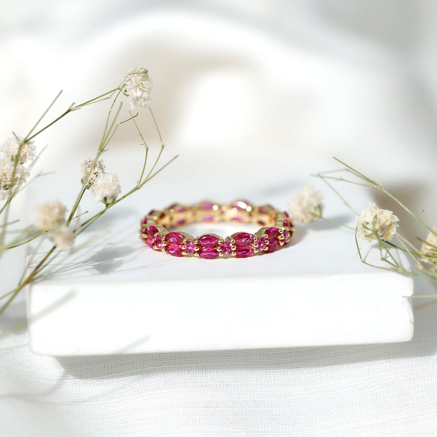 Anillo de eternidad contemporáneo con rubíes creados, tallas marquesa y redonda