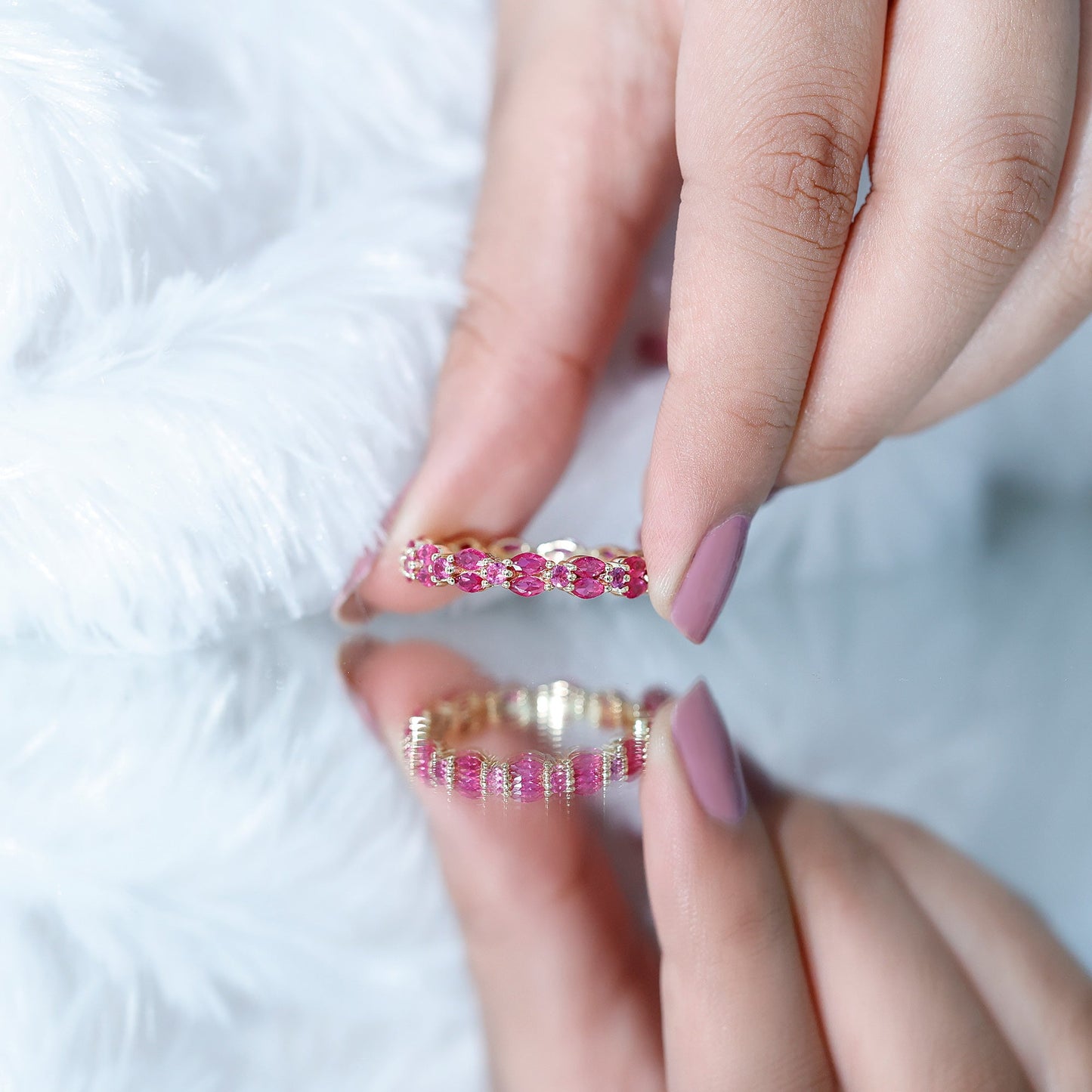 Anillo de eternidad contemporáneo con rubíes creados, tallas marquesa y redonda