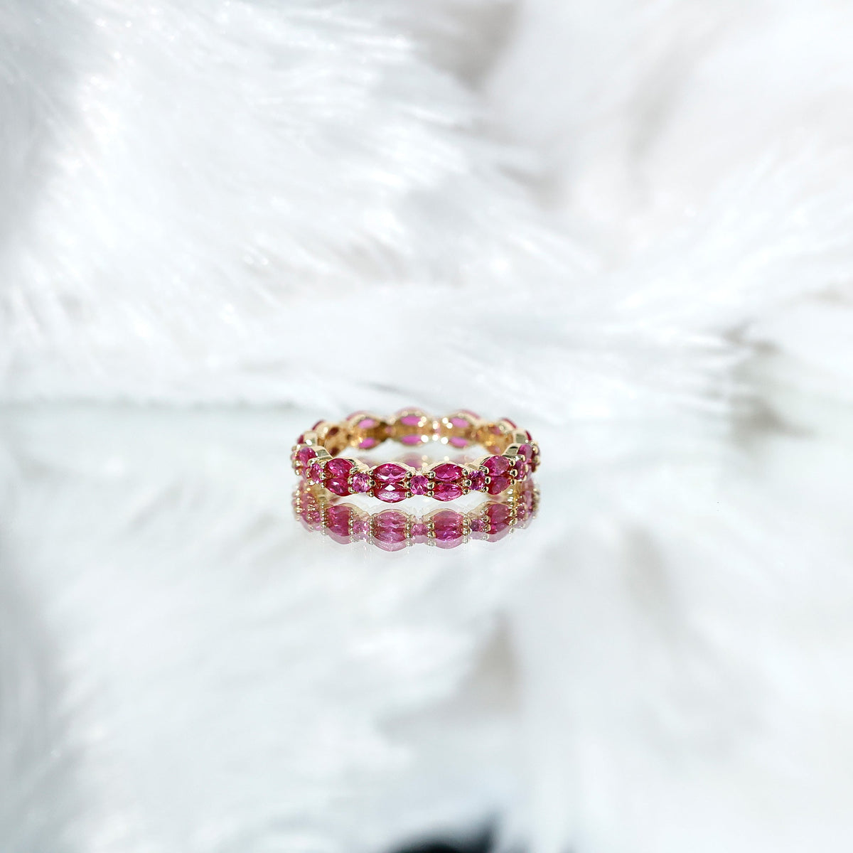 Anillo de eternidad contemporáneo con rubíes creados, tallas marquesa y redonda