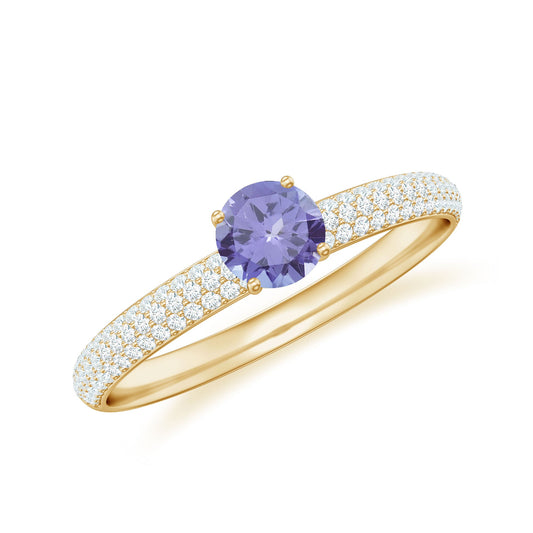 Anillo de compromiso de tanzanita natural con pavé de diamantes laterales