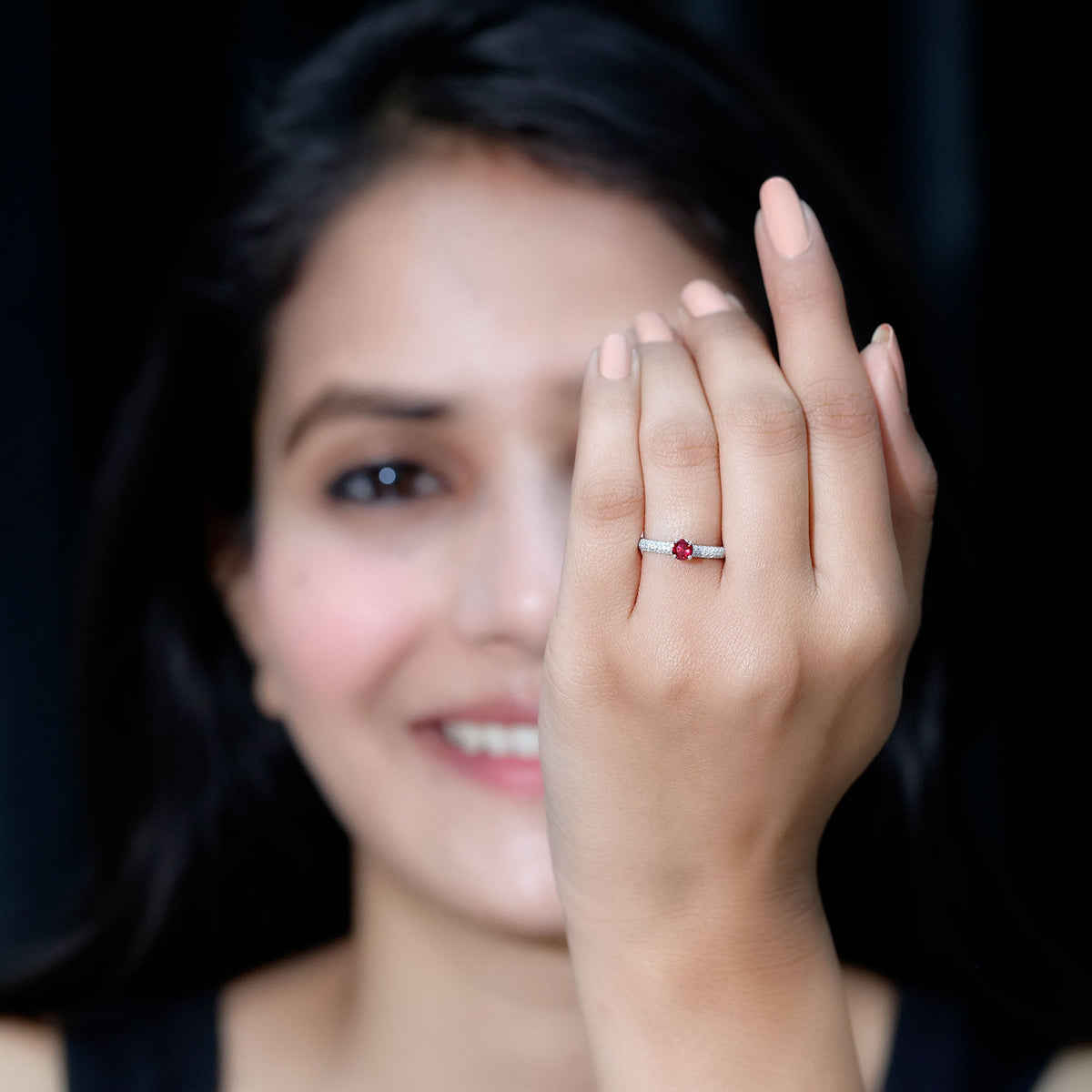 Anillo Solitario de Rubí Creado en Laboratorio con Piedras Laterales de Moissanita
