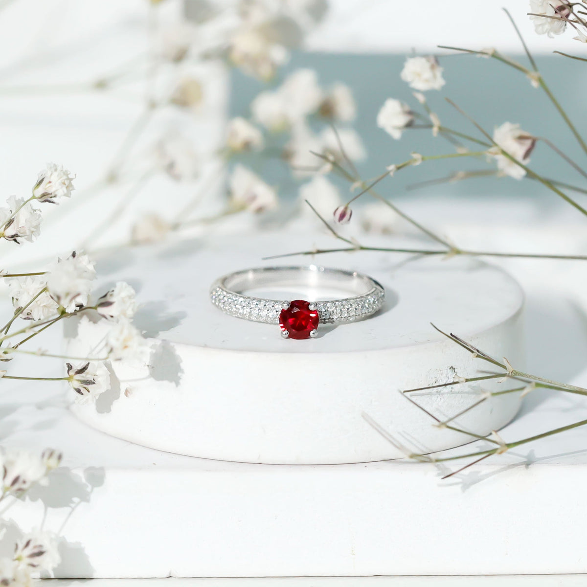 Anillo Solitario de Rubí Creado en Laboratorio con Piedras Laterales de Moissanita