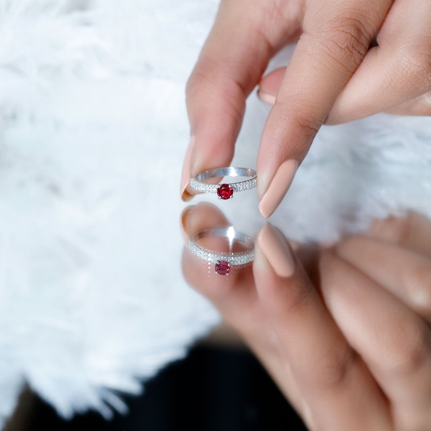 Anillo Solitario de Rubí Creado en Laboratorio con Piedras Laterales de Moissanita