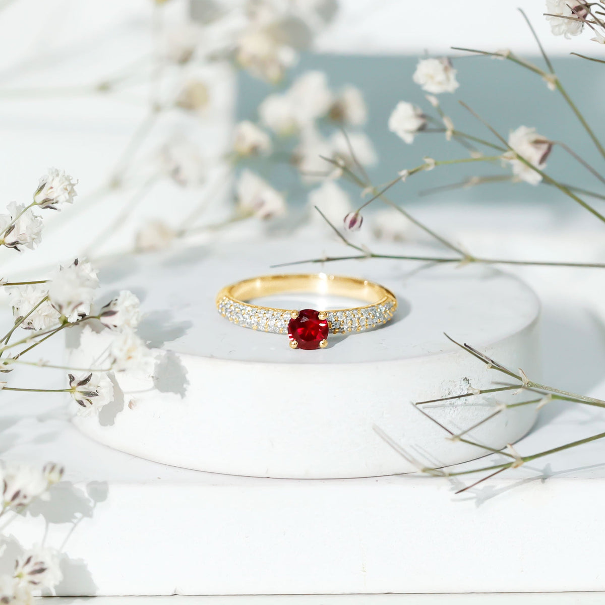 Anillo Solitario de Rubí Creado en Laboratorio con Piedras Laterales de Moissanita