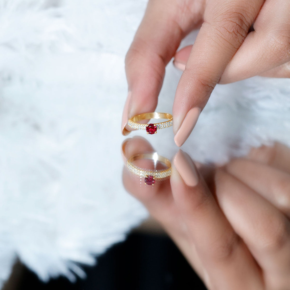 Anillo Solitario de Rubí Creado en Laboratorio con Piedras Laterales de Moissanita