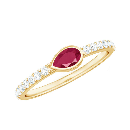 Anillo de Promesa de Rubí con Forma de Pera Estilo Este-Oeste y Diamantes