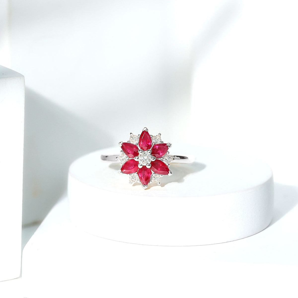 Anillo de compromiso de flor con diamantes y rubí de forma de pera natural para mujer