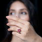 Anillo de compromiso de flor con diamantes y rubí de forma de pera natural para mujer