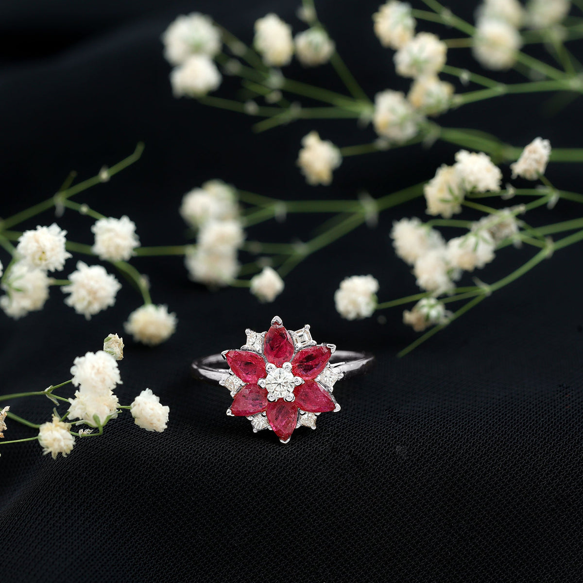 Anillo de compromiso de flor con diamantes y rubí de forma de pera natural para mujer
