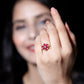 Anillo de compromiso de flor con diamantes y rubí de forma de pera natural para mujer