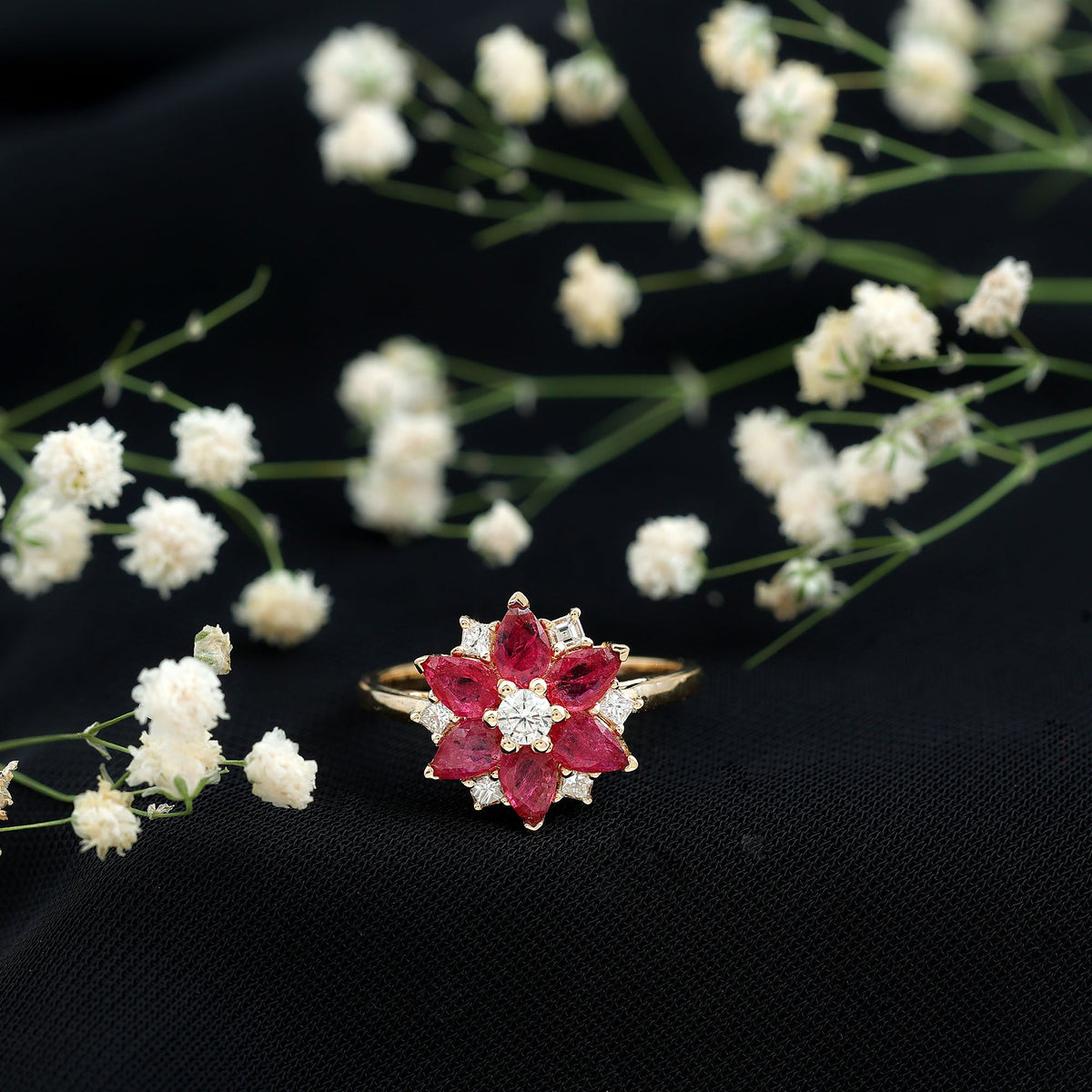 Anillo de compromiso de flor con diamantes y rubí de forma de pera natural para mujer