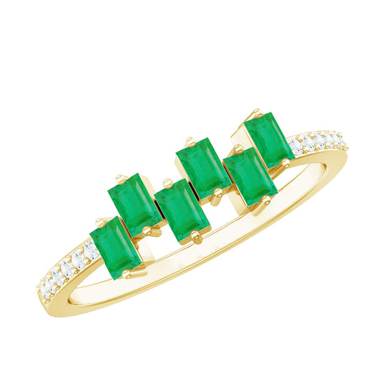 Anillo de compromiso de esmeralda talla baguette con diamantes laterales