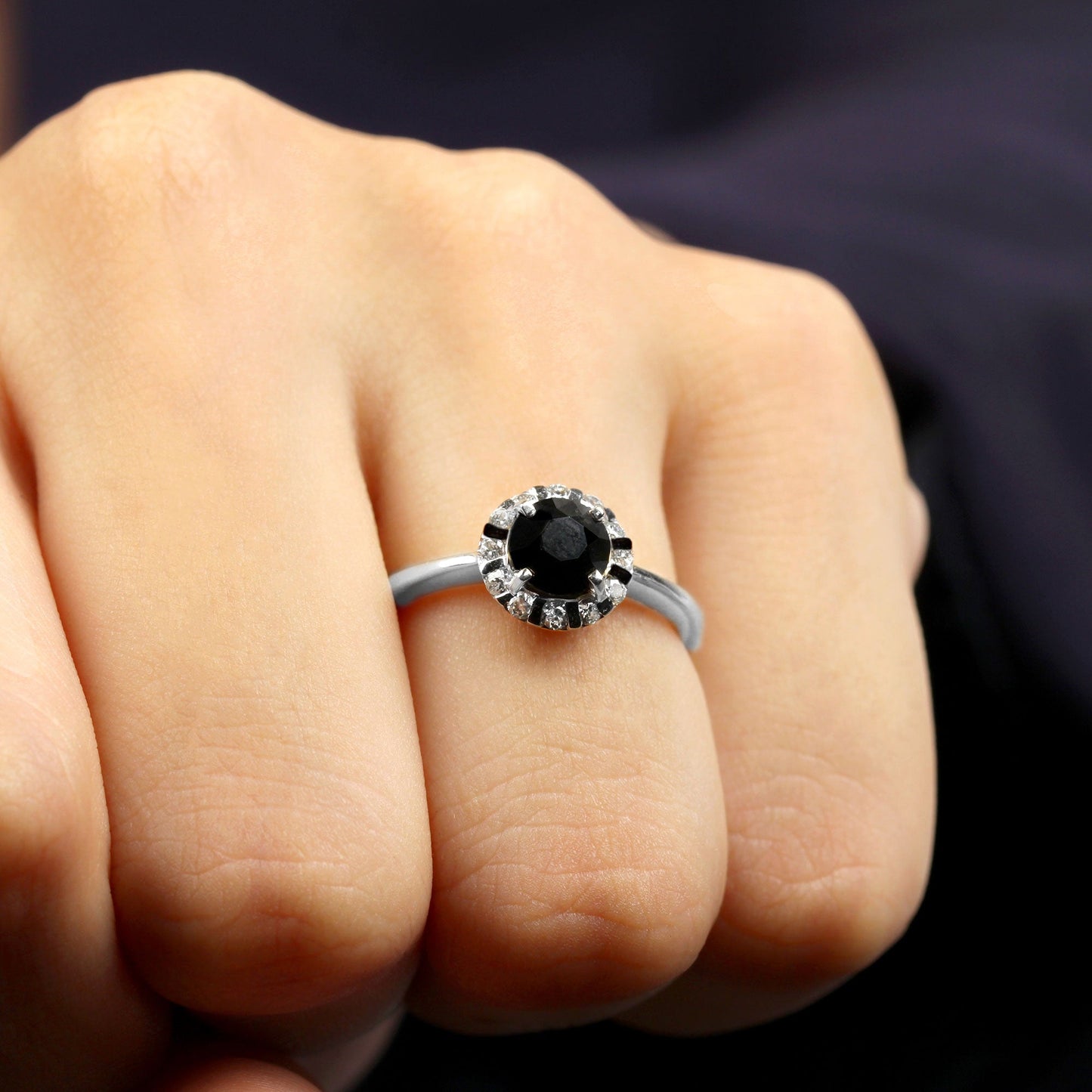 Anillo de compromiso con halo de diamantes en blanco y negro creados en laboratorio, de 1,3 quilates