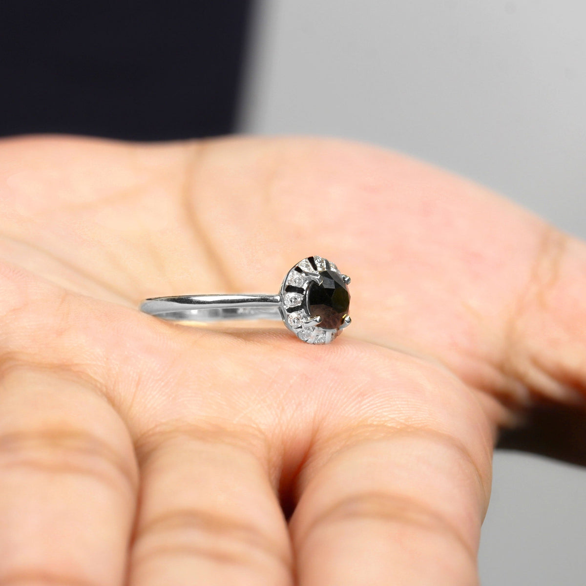 Anillo de compromiso con halo de diamantes en blanco y negro creados en laboratorio, de 1,3 quilates