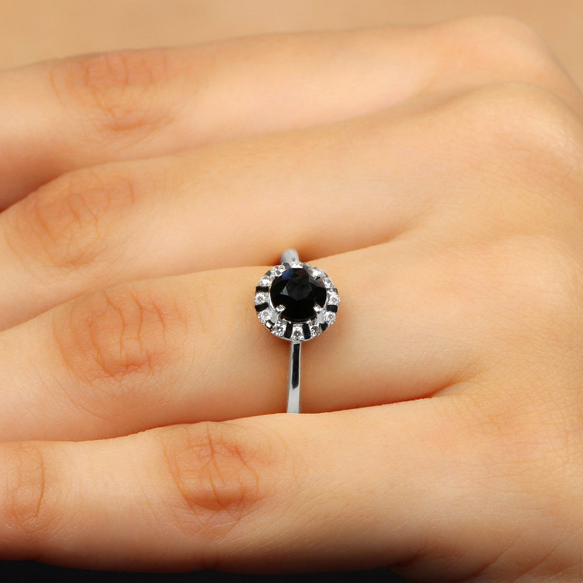 Anillo de compromiso con halo de diamantes en blanco y negro creados en laboratorio, de 1,3 quilates
