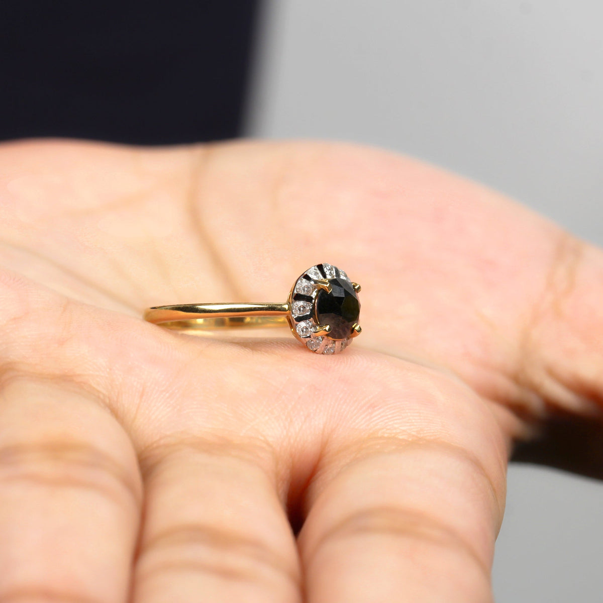 Anillo de compromiso con halo de diamantes en blanco y negro creados en laboratorio, de 1,3 quilates
