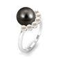 Anillo de compromiso de diseño de media aureola de perlas blancas y negras de 7,5 quilates