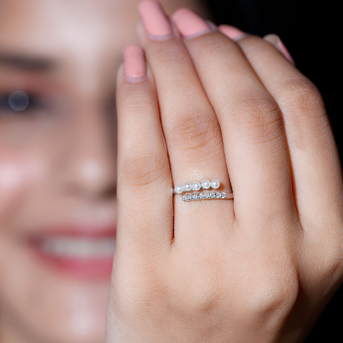 Anillo de oro con perla cultivada de agua dulce y diamantes para mujer