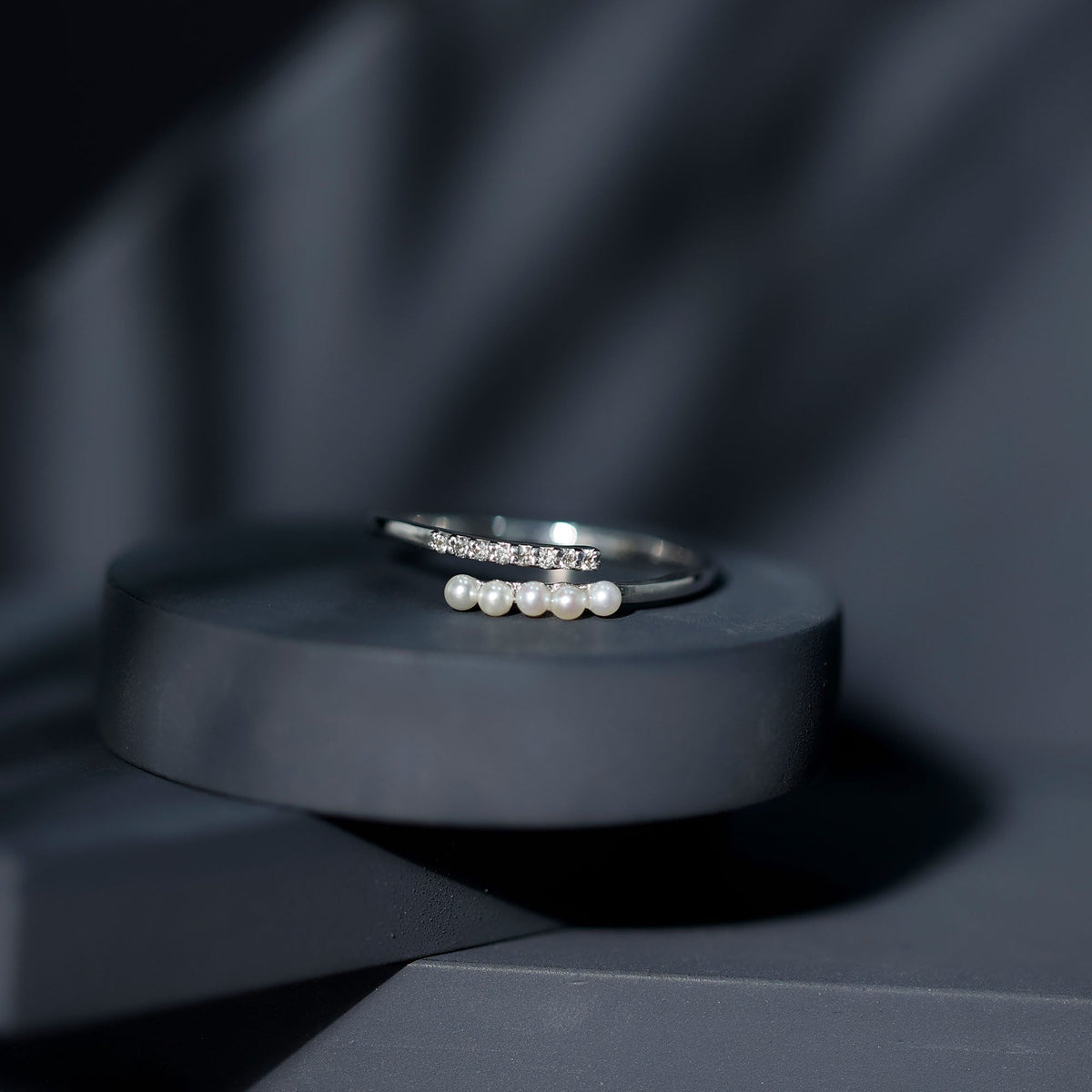 Anillo de oro con perla cultivada de agua dulce y diamantes para mujer