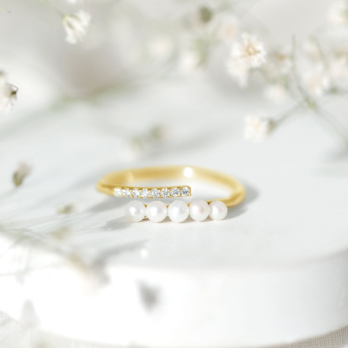 Anillo de oro con perla cultivada de agua dulce y diamantes para mujer