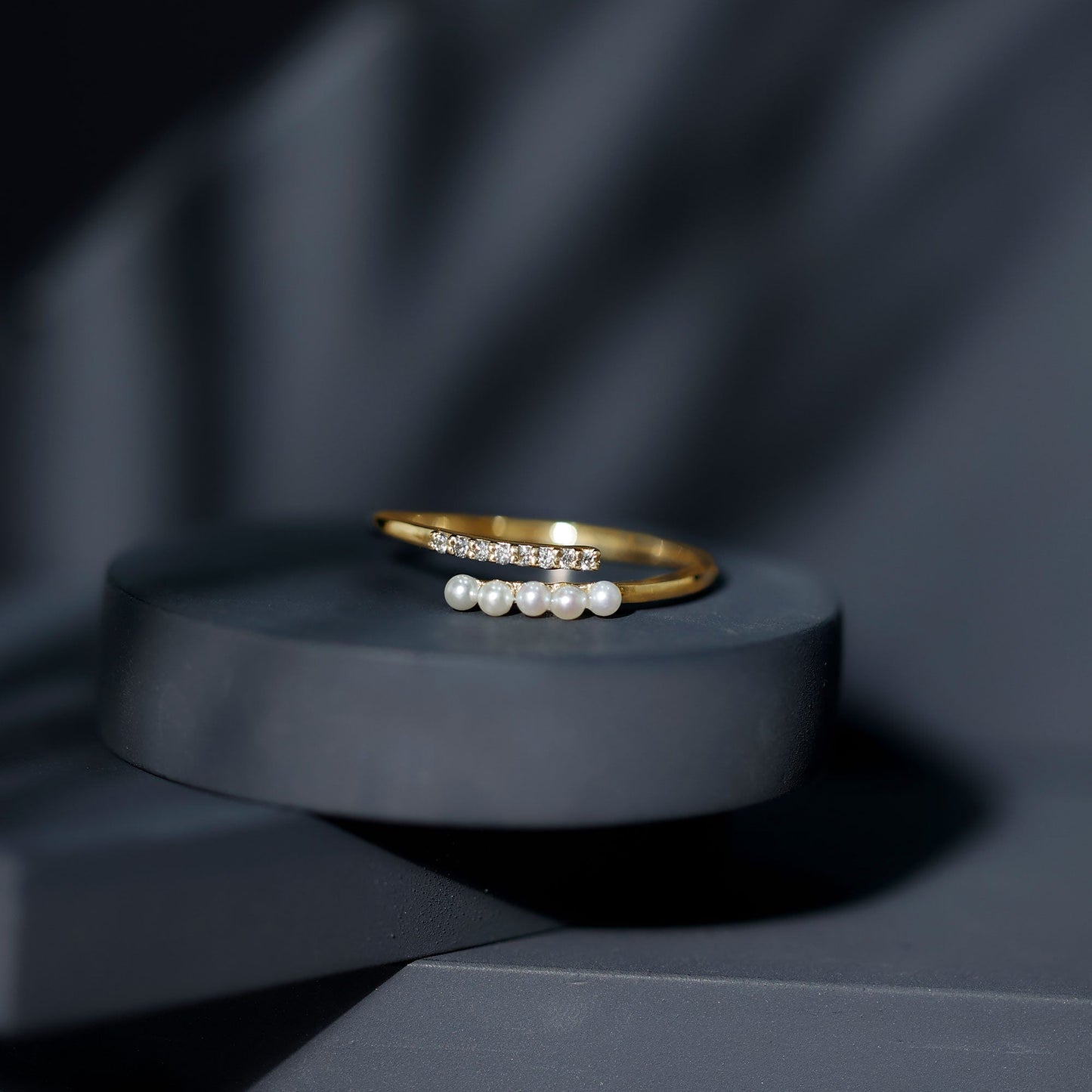 Anillo de oro con perla cultivada de agua dulce y diamantes para mujer
