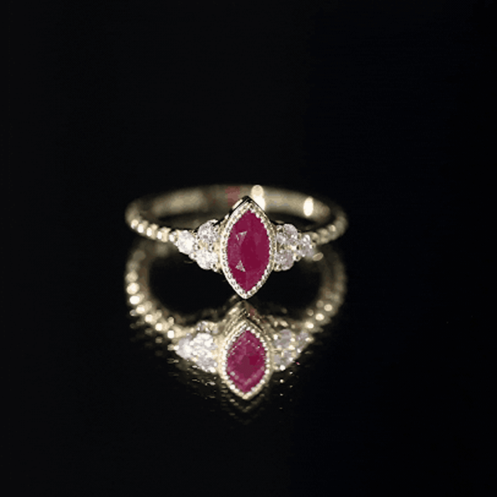 Anillo de compromiso de marquesa de rubí de 0,75 quilates de estilo vintage con trío de diamantes