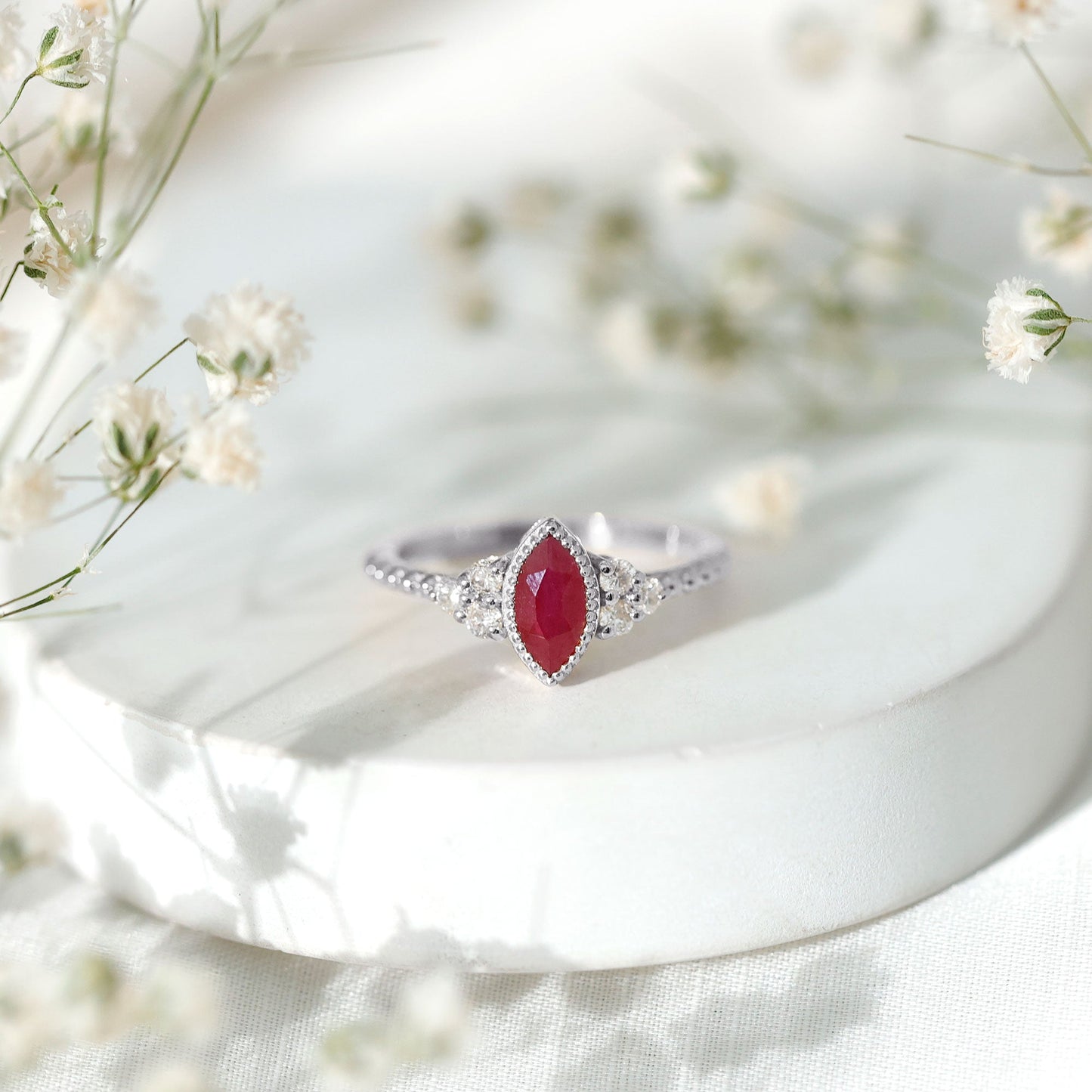 Anillo de compromiso de marquesa de rubí de 0,75 quilates de estilo vintage con trío de diamantes
